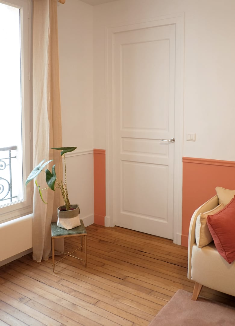 Rénovation appartement Clignancourt - Salon avec coin porte