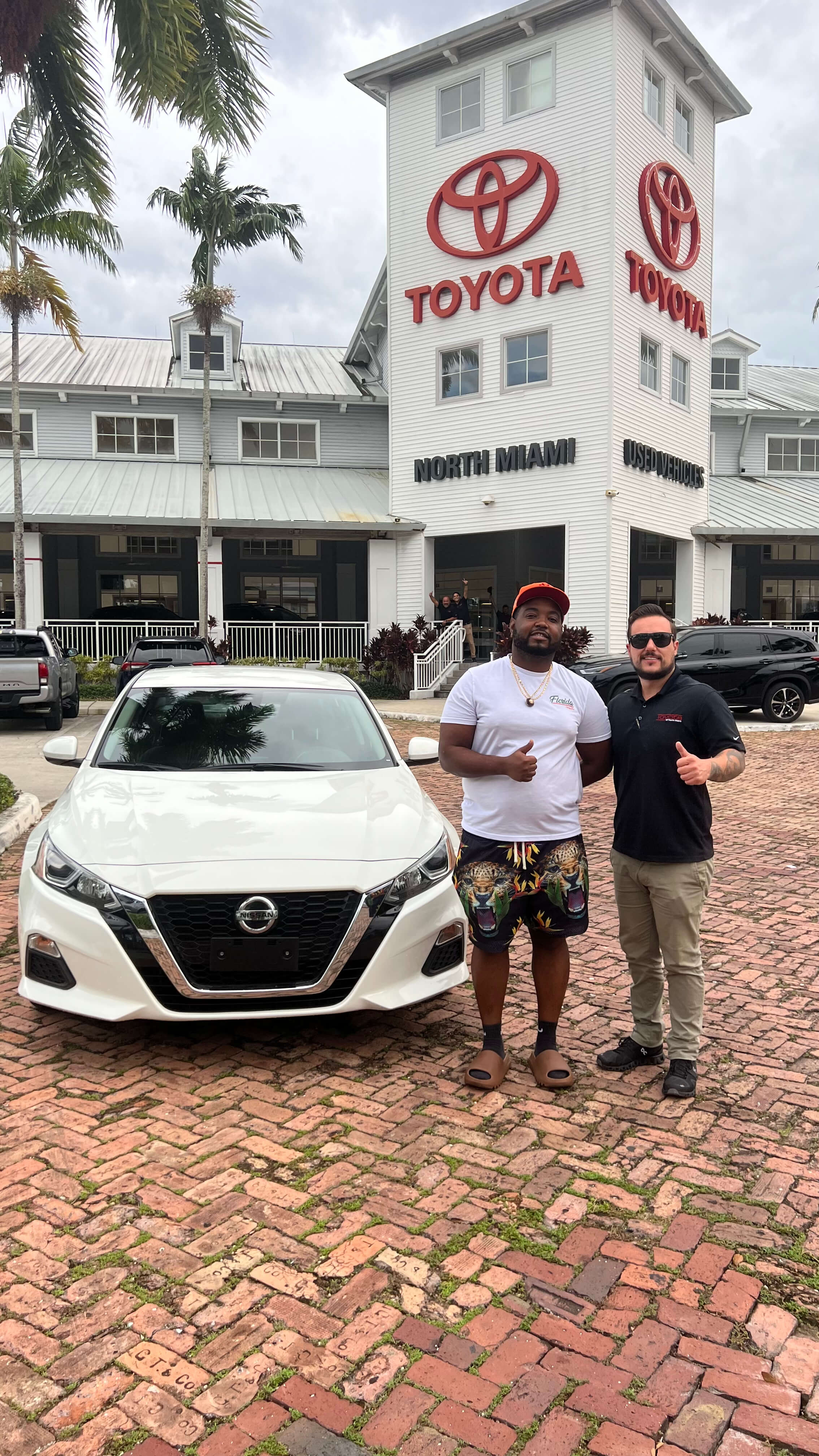 Entrega exitosa - nuevo propietario con su auto