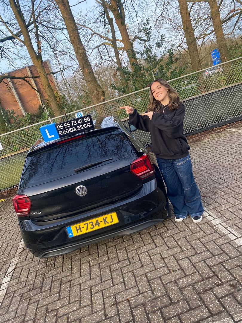 Recent geslaagde leerling met rijbewijs