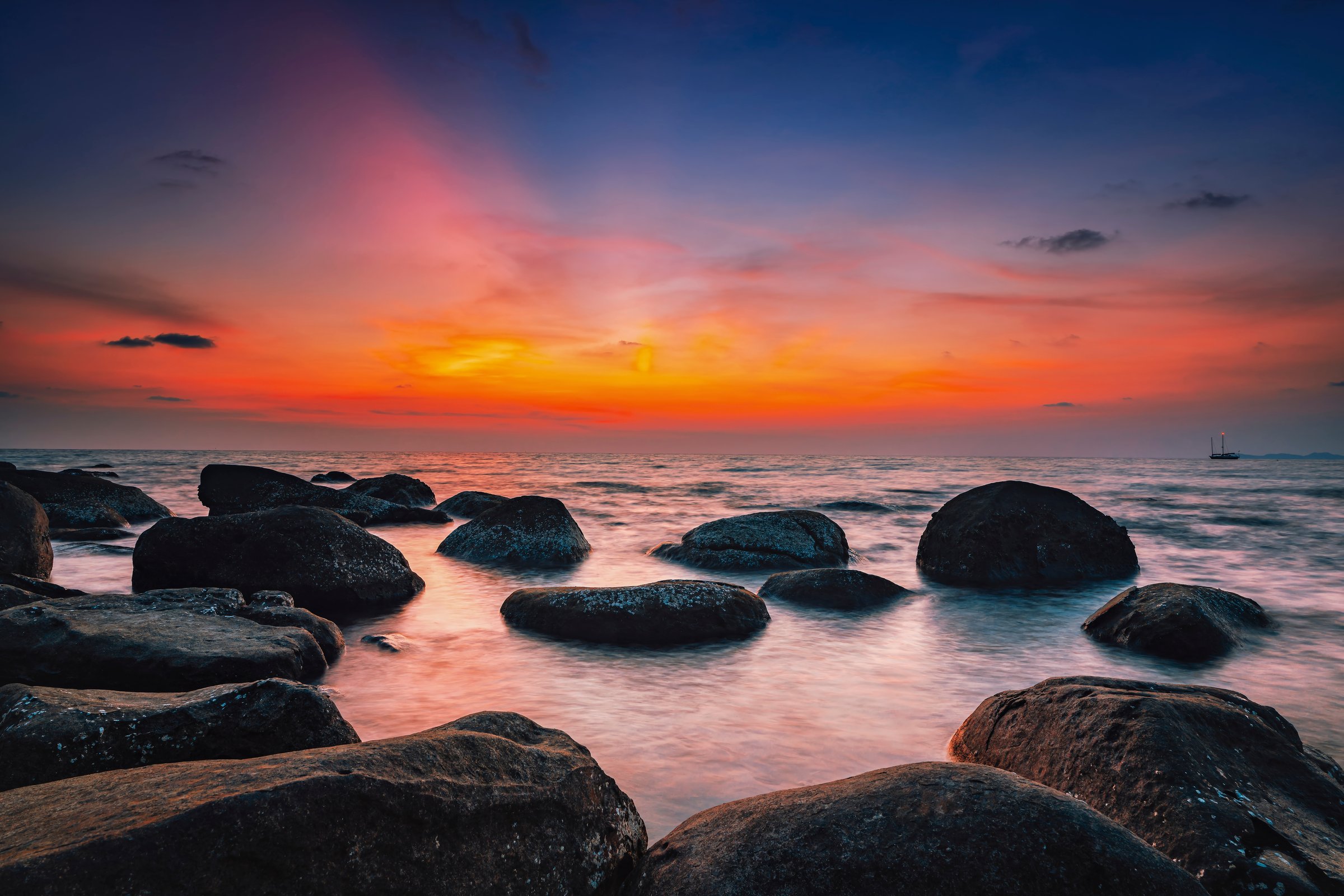 Playa tropical al atardecer con atmósfera romántica