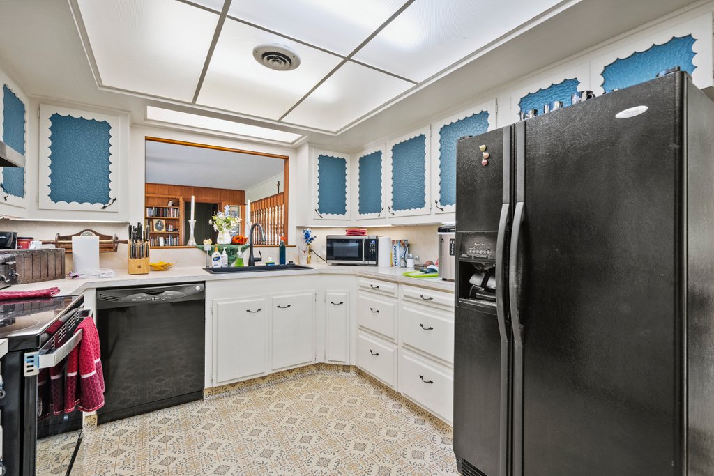 699 Floral Avenue property view