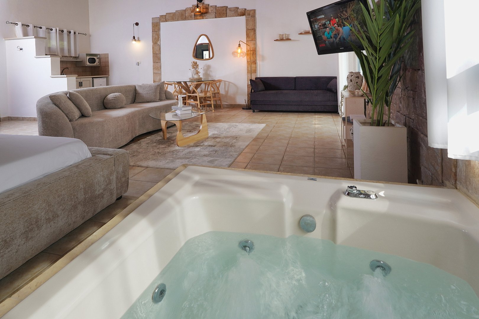 אזור הבריכה והג'קוזי במתחם