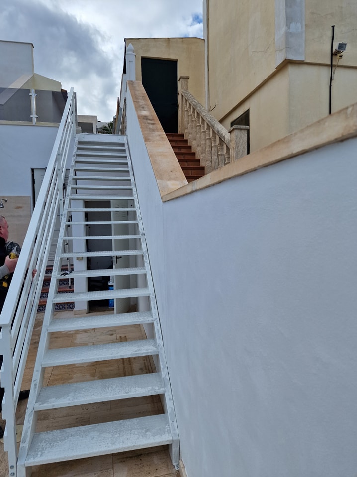Glass panelling at top of staircase