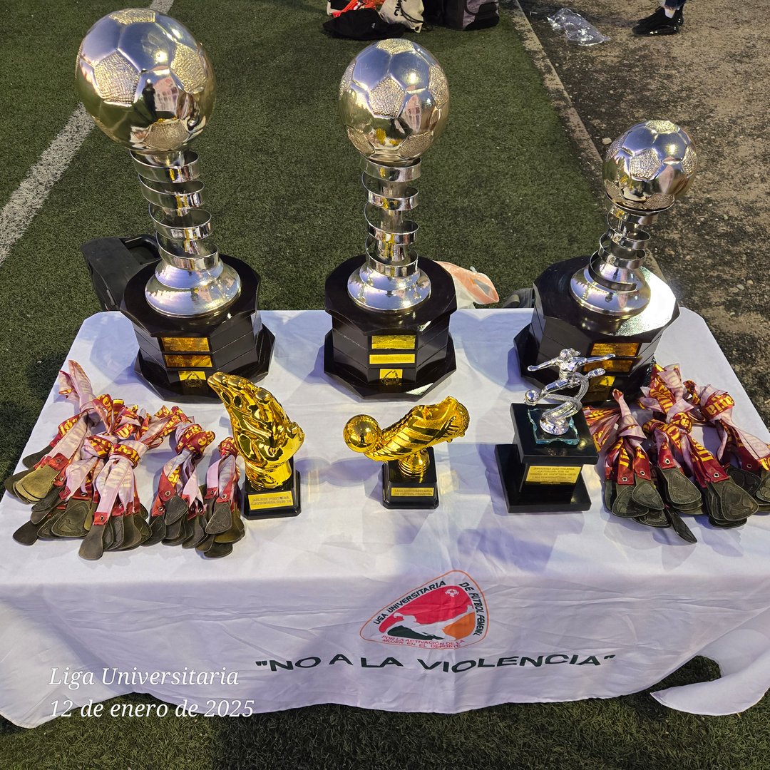 Premiación Liga Universitaria - entrega de trofeos torneo femenil