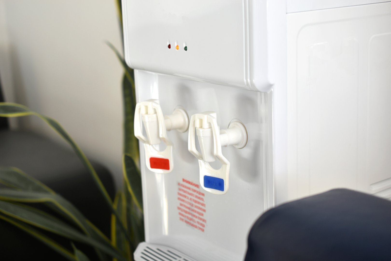 Water cooler with heating in the office