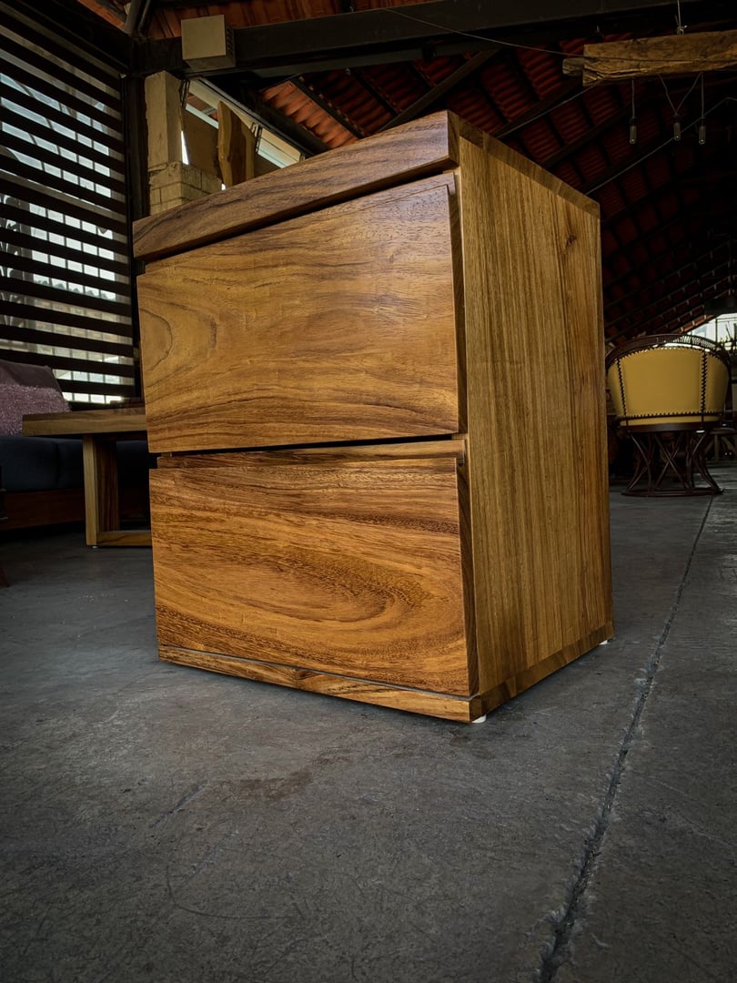 Buró minimalista de parota con 2 cajones, jaladera oculta tipo gola y base flotante