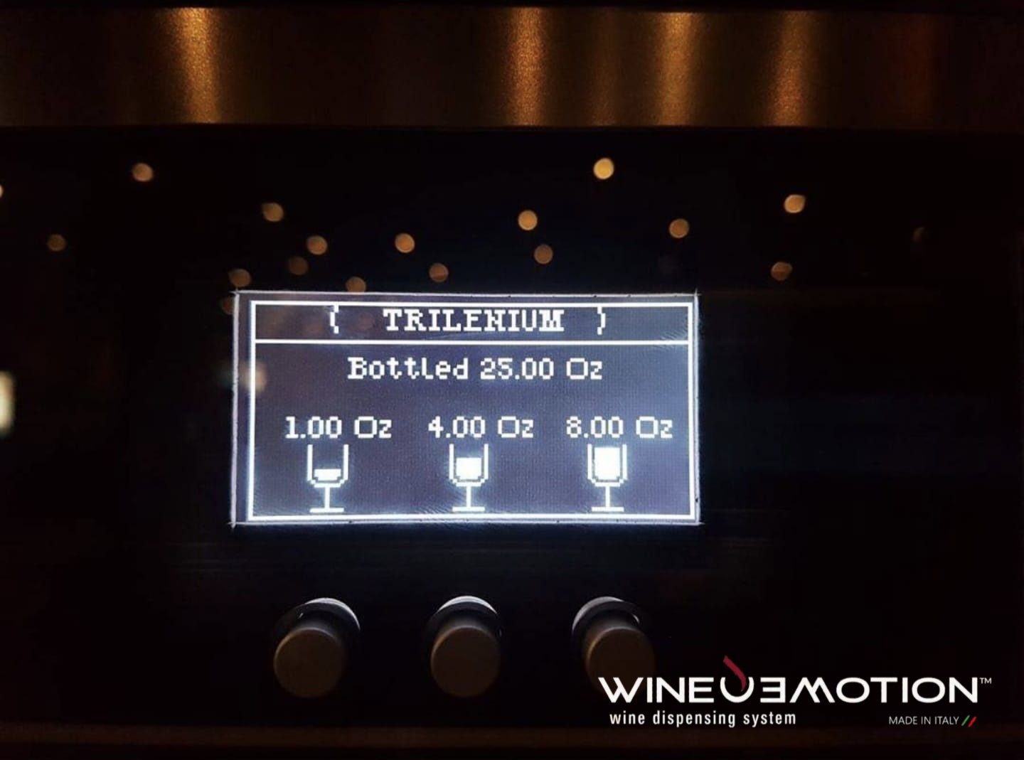 Dispensador de vino en operación WineEmotion servicio activo restaurante profesional