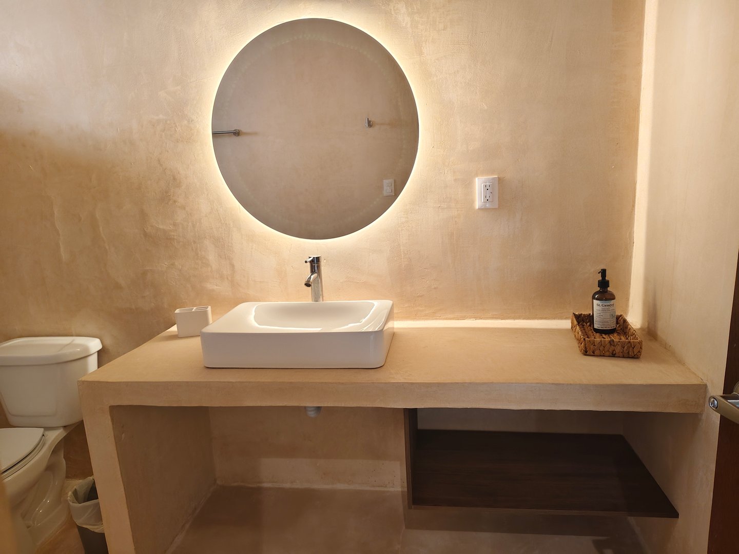 Baño elegante con espejo