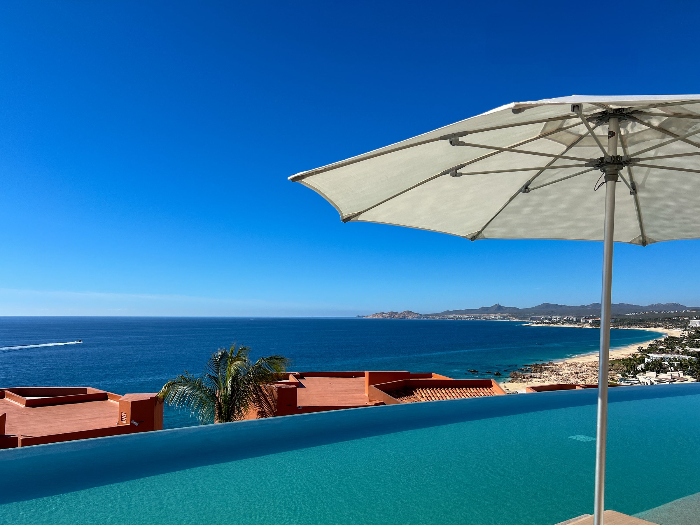 Resort de lujo con piscina y vista al mar
