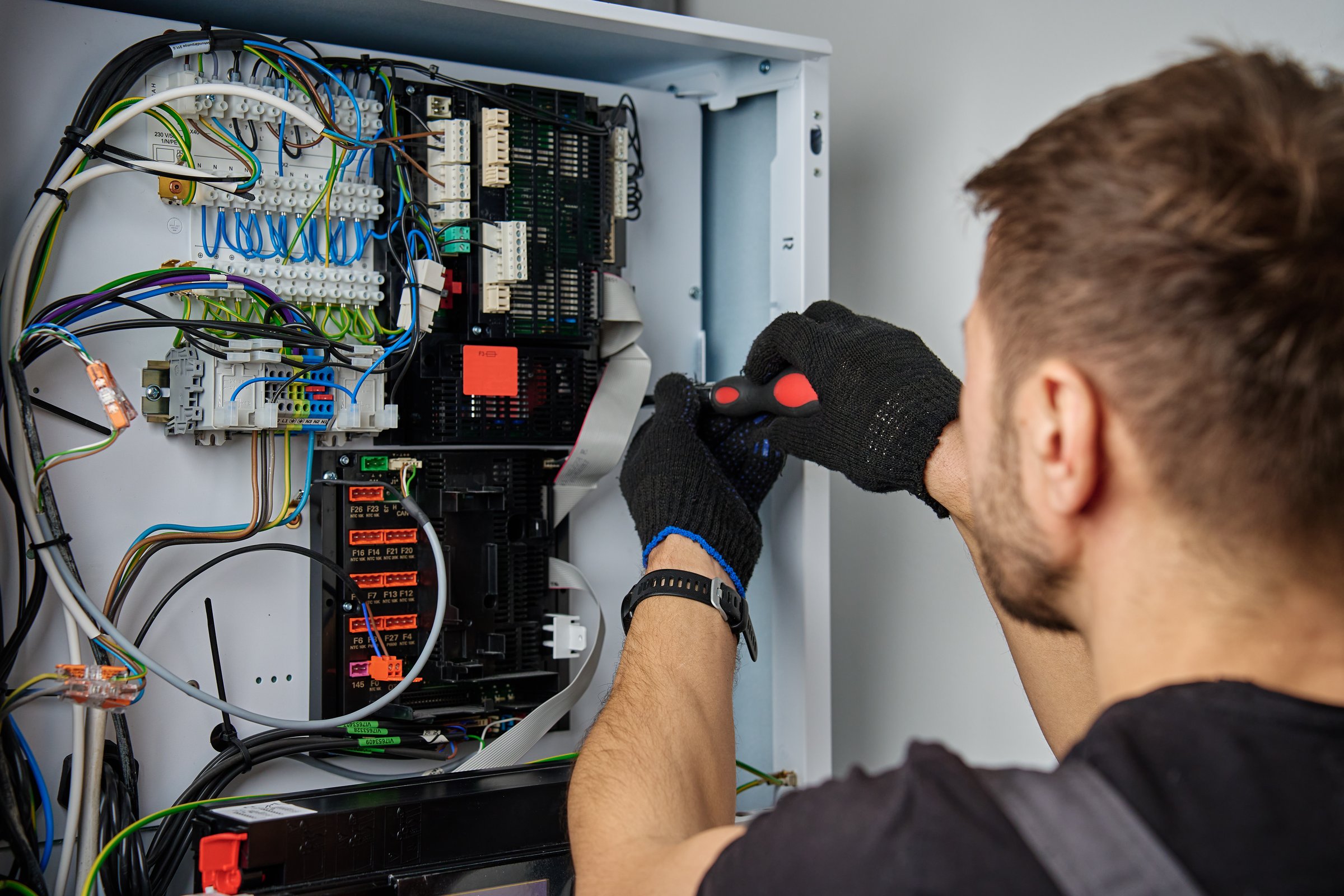Installazione impianti riscaldamento Rescaldina - Tecnico Joi Impianti lavora su sistema di riscaldamento moderno