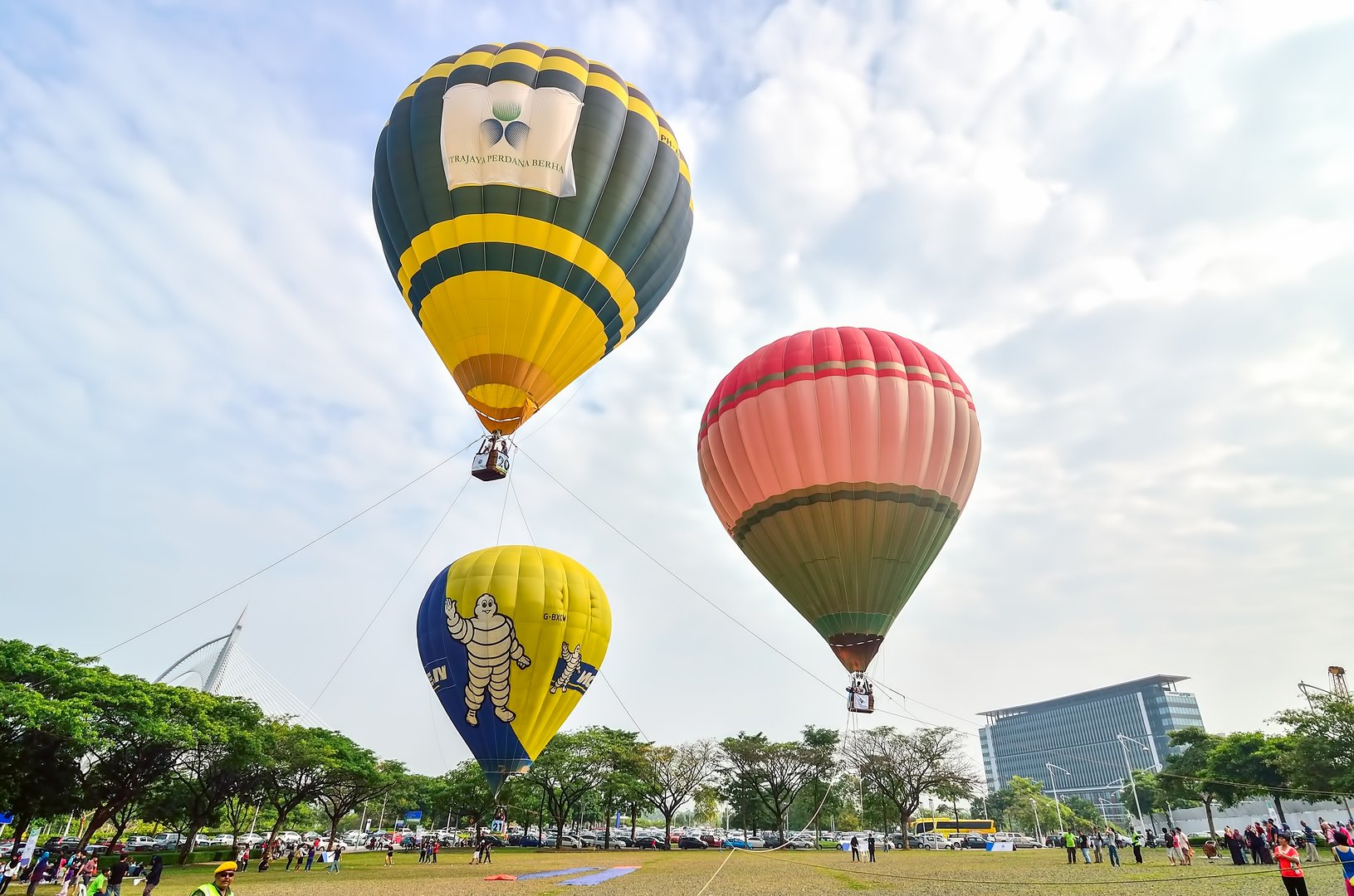 Tethered hot air balloon rides