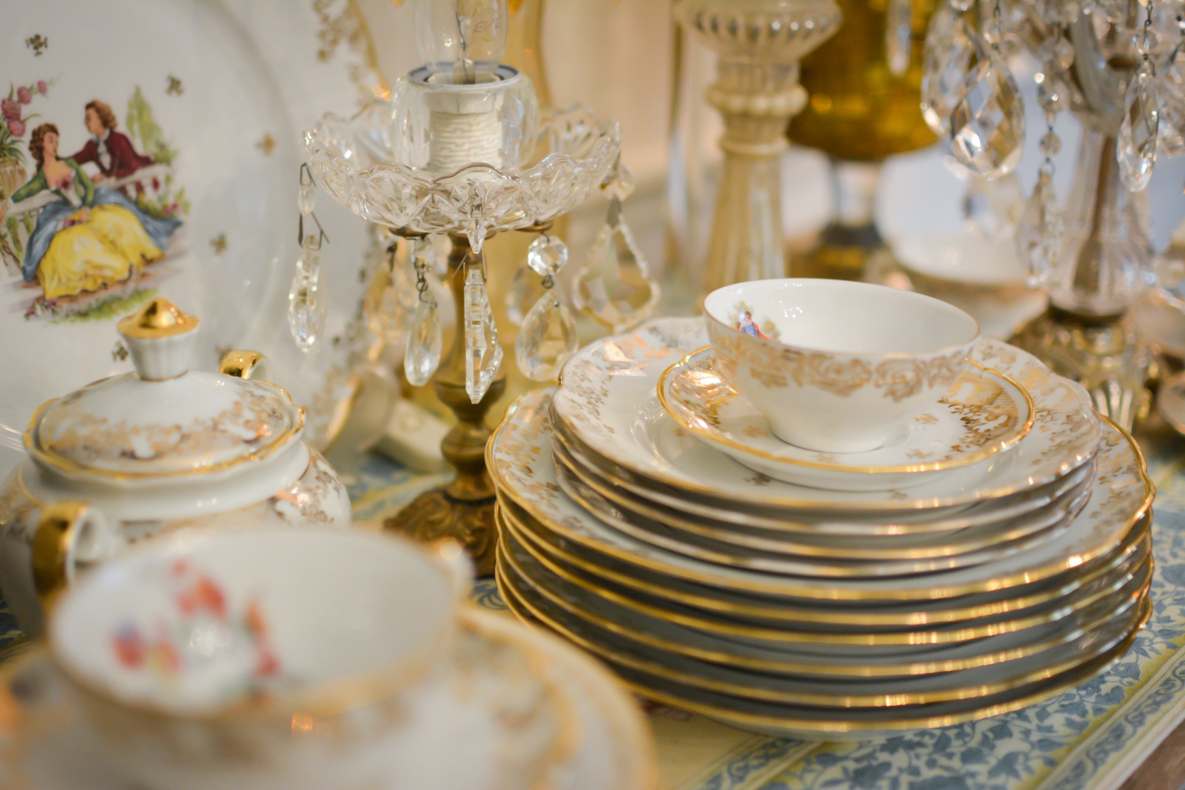 antique white decoration porcelain plate cup jar and mug with royal gold pattern
