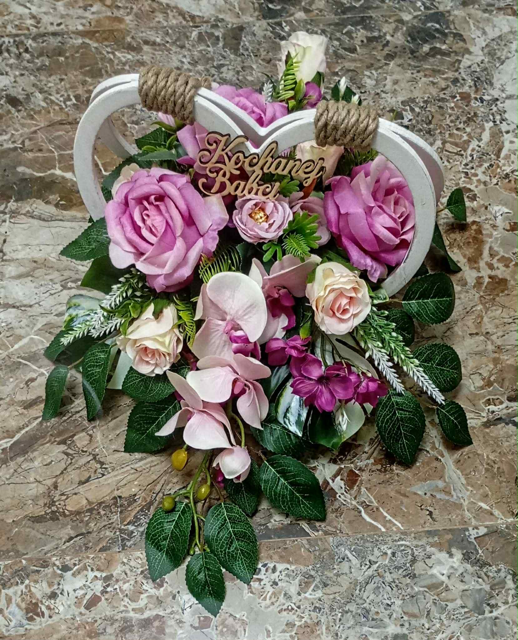 Kompozycja kwiatowa na Dzień Babci i Dziadka