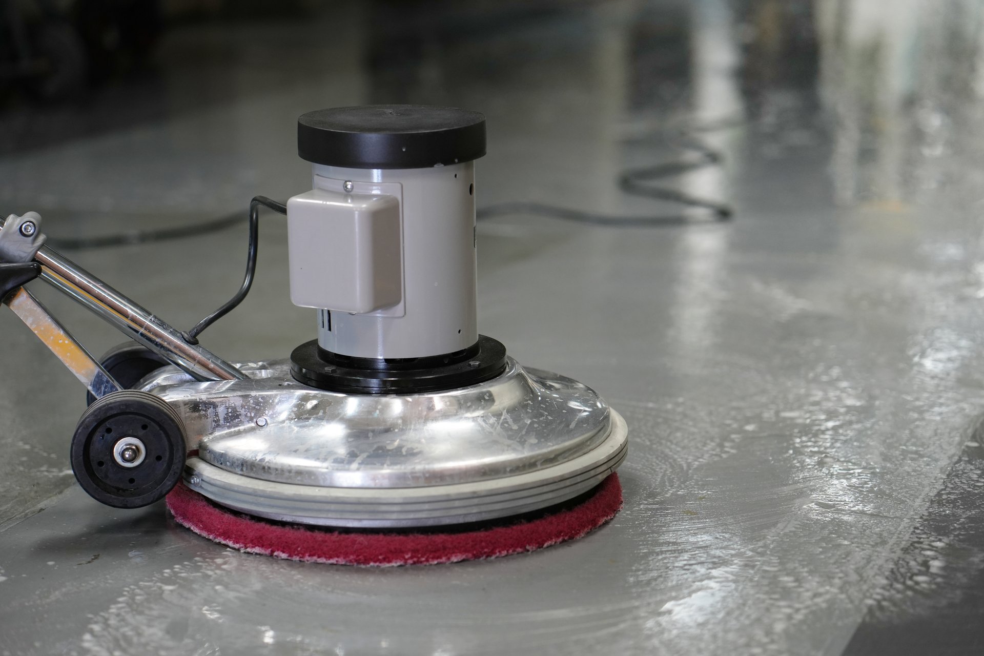 İnsanlar parlatma makinesi kullanarak dış yürüyüş yolunu temizliyor, temiz ekipman konsepti