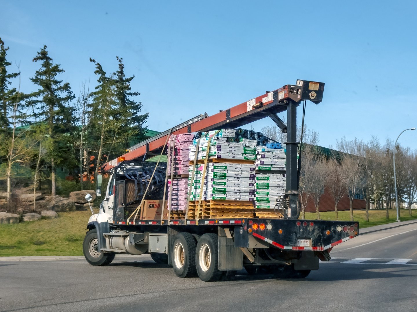 Roofing service vehicle