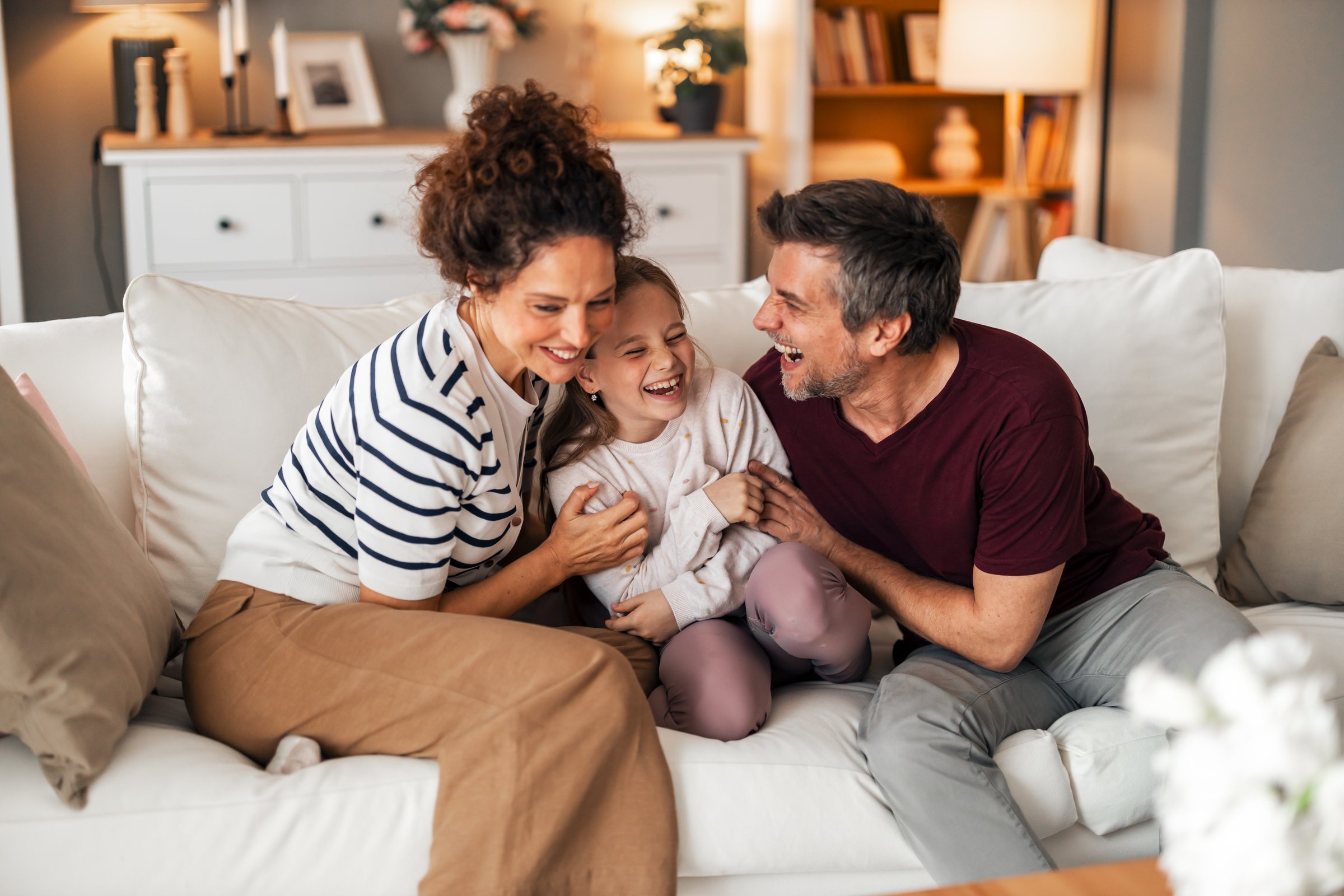 Una familia feliz disfrutando de un momento relajado en su sala