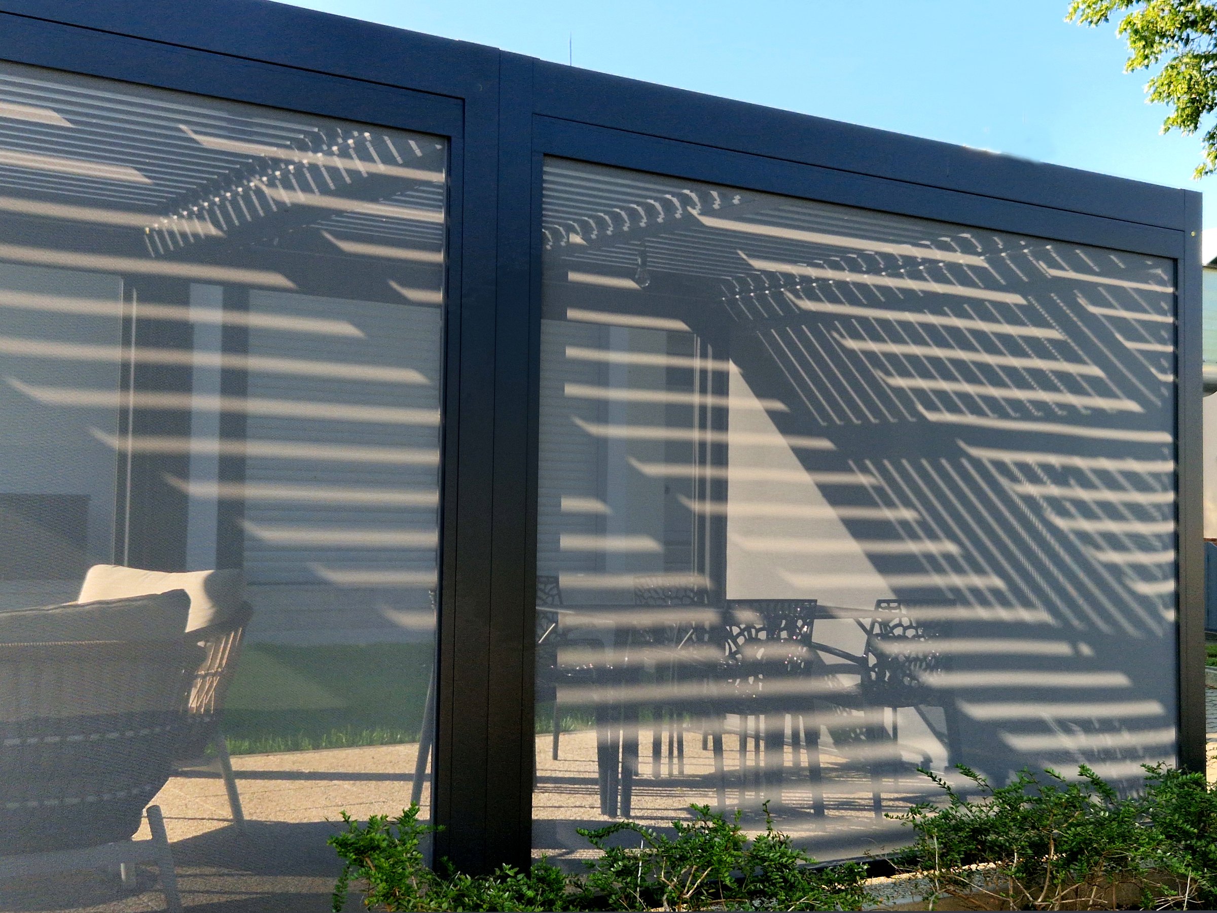 A pergola under which you will always feel comfortable. The elegant aluminum pergola has a roof with tilting slats. You can adjust the shade and effectively ventilate, the shading fabric on the side, ventilate, screening, bioclimatic, climatic