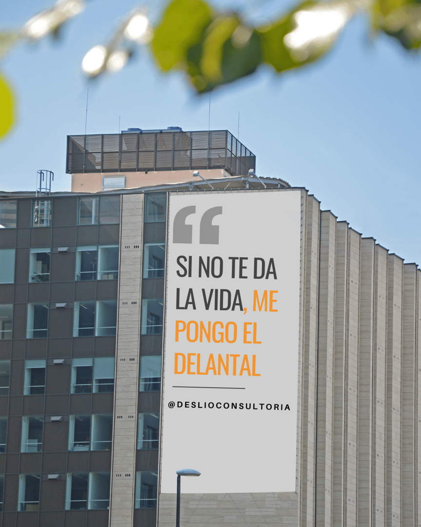 A building features a large quote in Spanish, "Si no te da la vida, me pongo el delantal," with contact info below.