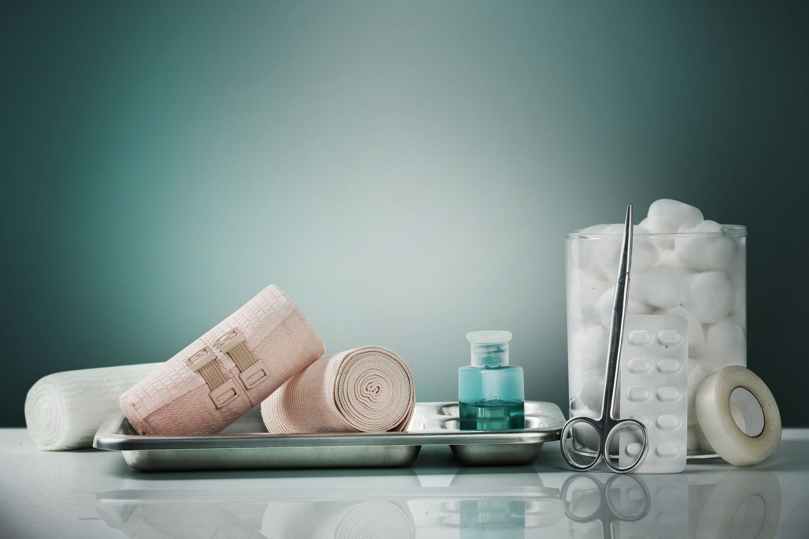 Kit de primeros auxilios y suministros de emergencia