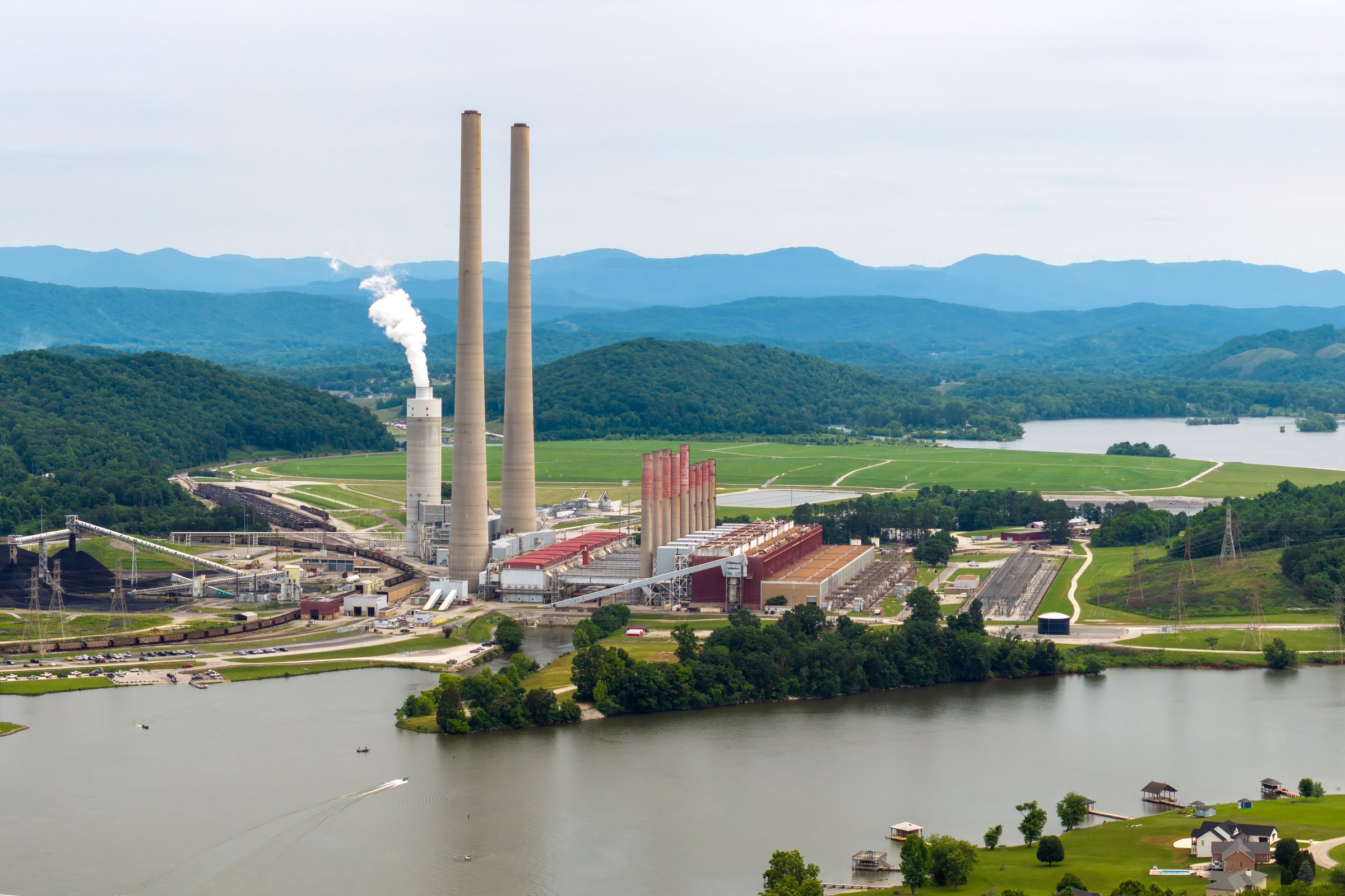 Thermal power station producing electricity by burning coal fossil fuel. Kingston power plant in Roane County near Kingston, Tennessee.