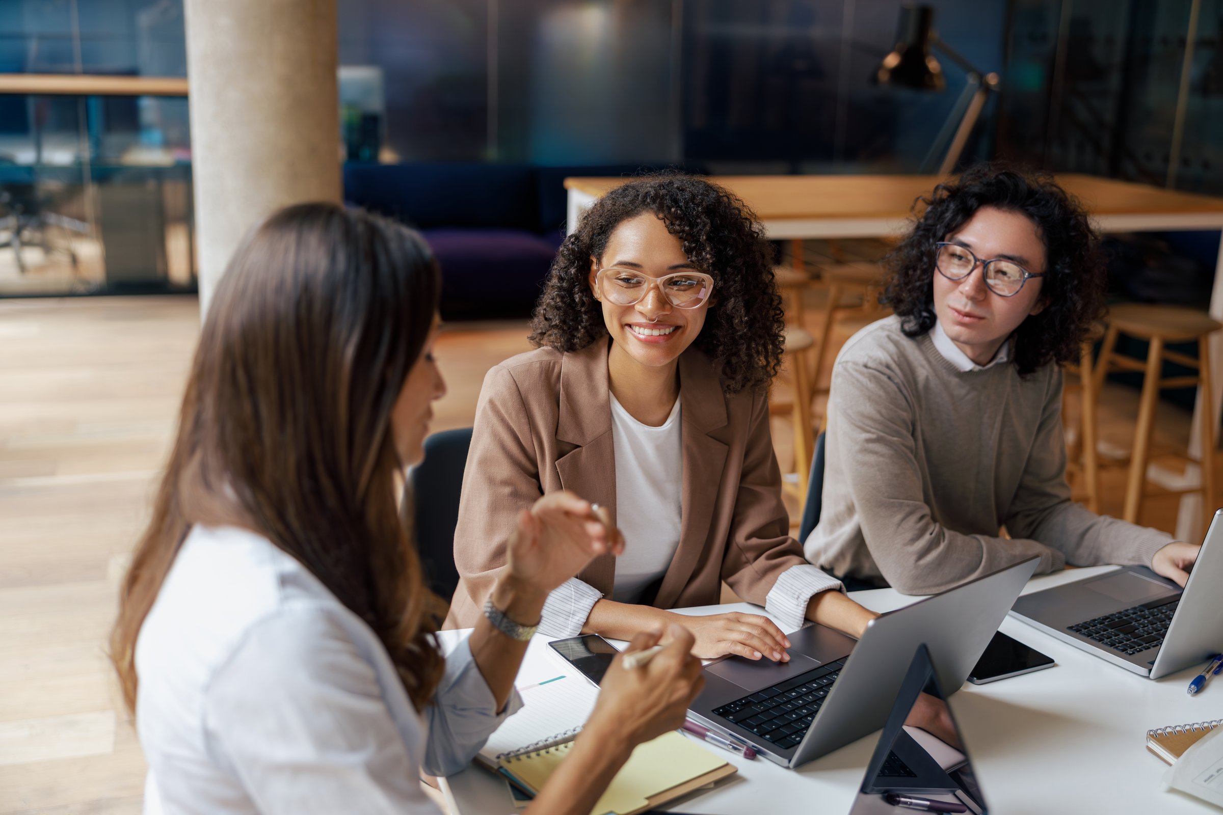 A team discussion with talented professionals in a modern workspace, focusing on effective ideas and interaction