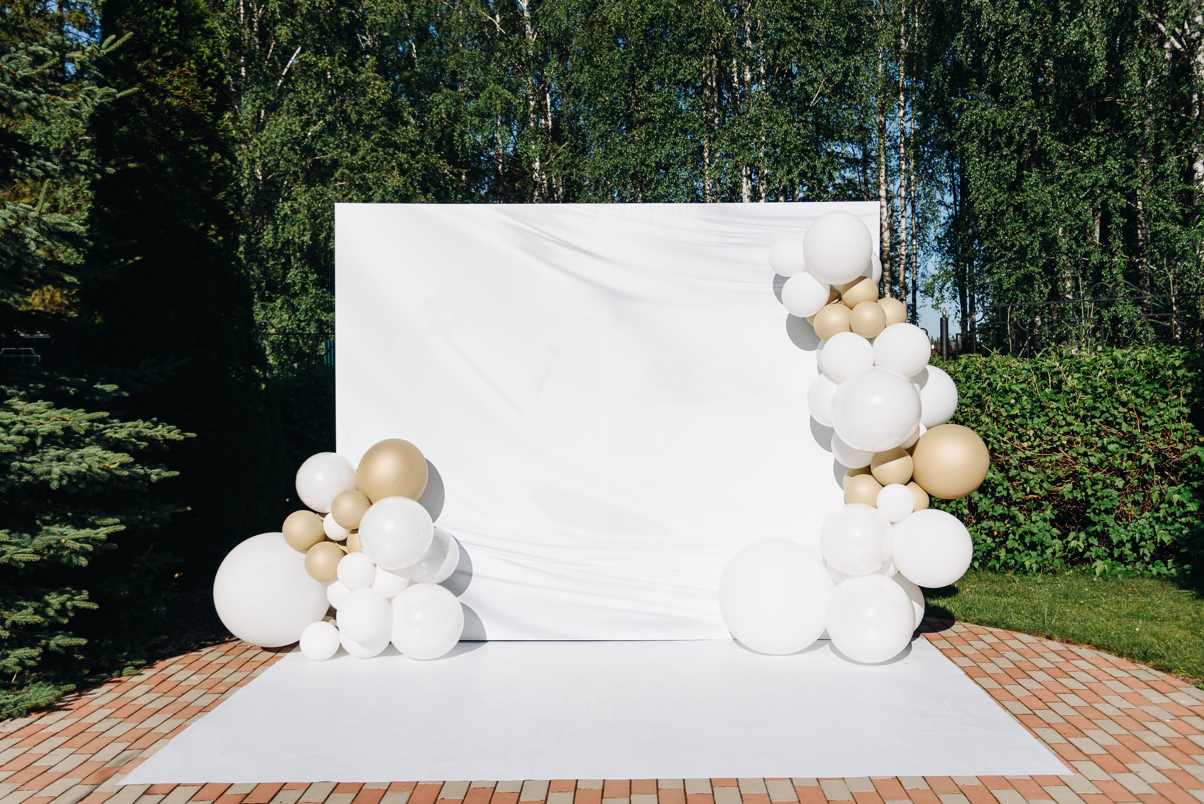 photo zone with white and gold balloons, celebrating outdoors in recreation center, mock up, copy space