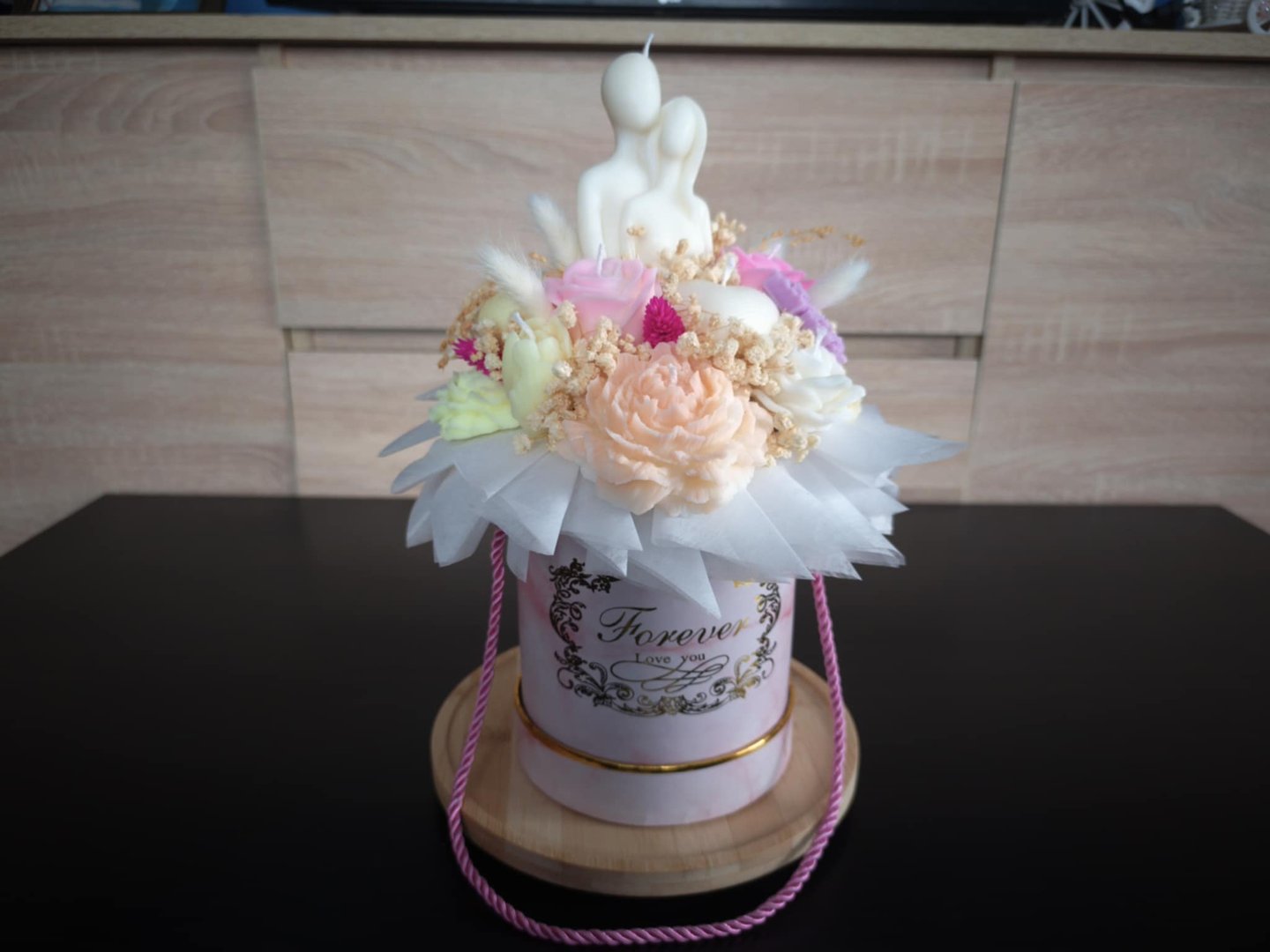 Forever Love – wyjątkowy flower box z figurą zakochanej pary