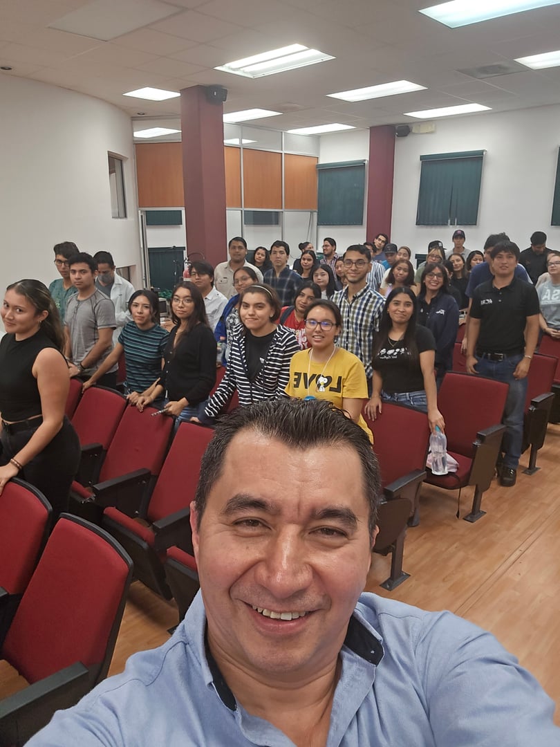 Hermilo Hernández con certificación Maxwell