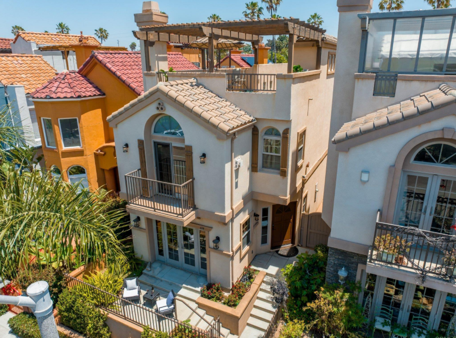 Real estate concept business, home insurance and real estate protection. Real estate investment concept. Buy and sell houses and real estate online on a virtual screen.