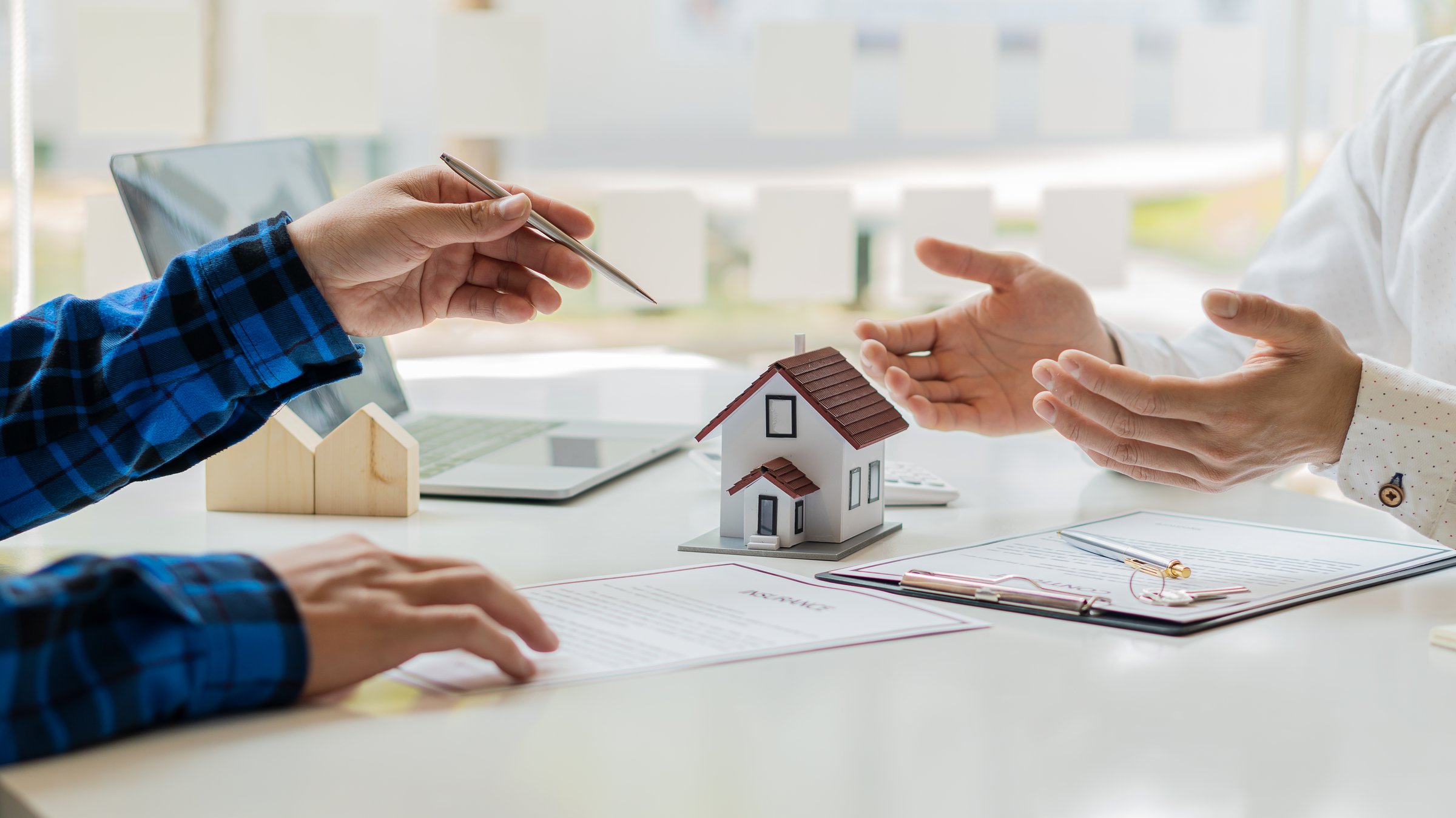 Real estate brokerages introduce home layouts to residential clients, homes and contracts for rent and sale registration.