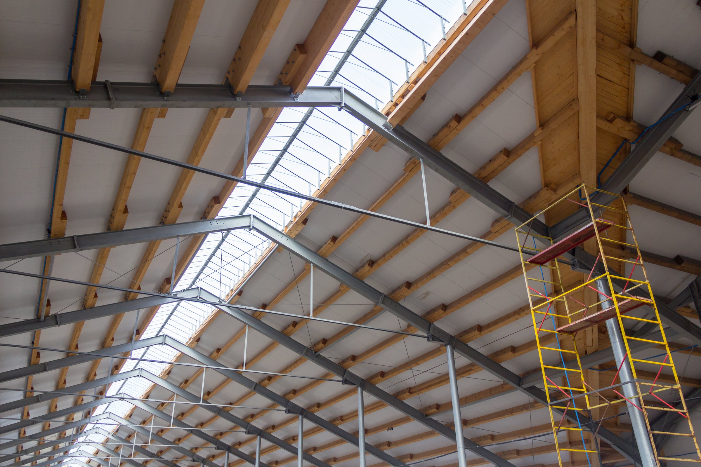 The roof structure of a large hangar consists of a steel frame