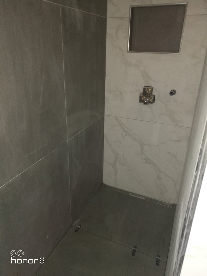 Dusche mit Nische und Marmoroptik Fliesen