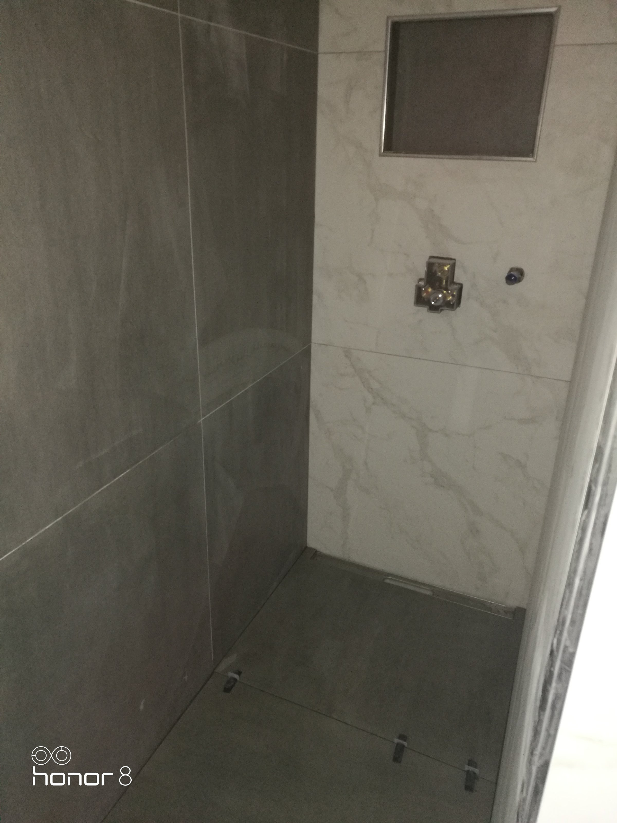 Dusche mit Nische und Marmoroptik