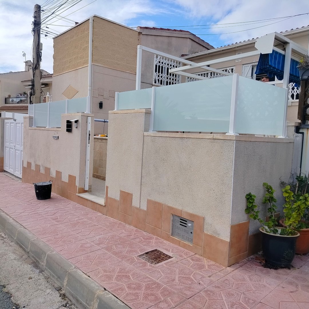 Custom metal gate installation