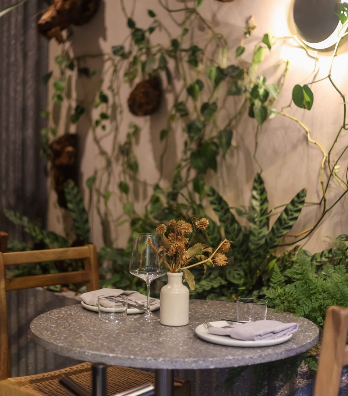 Plato presentación 23 cm + botellita florero