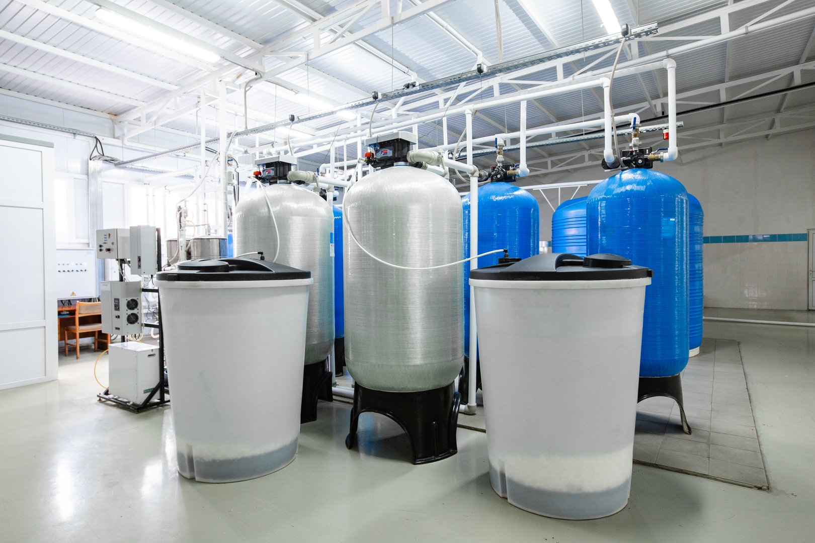 Tanques industriales para tratamiento de agua con equipo de filtración avanzado