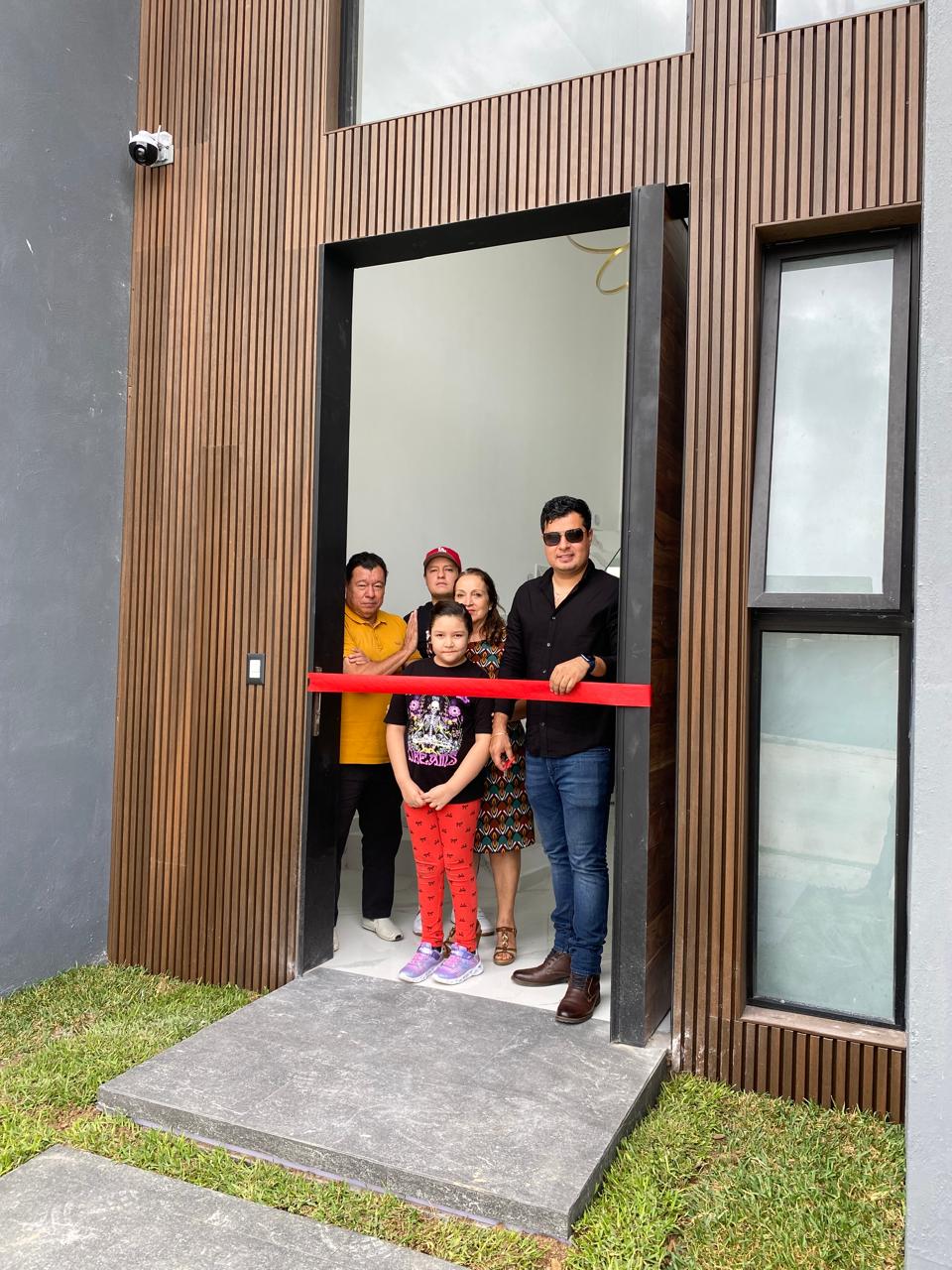 Momento especial con familia en su nuevo hogar