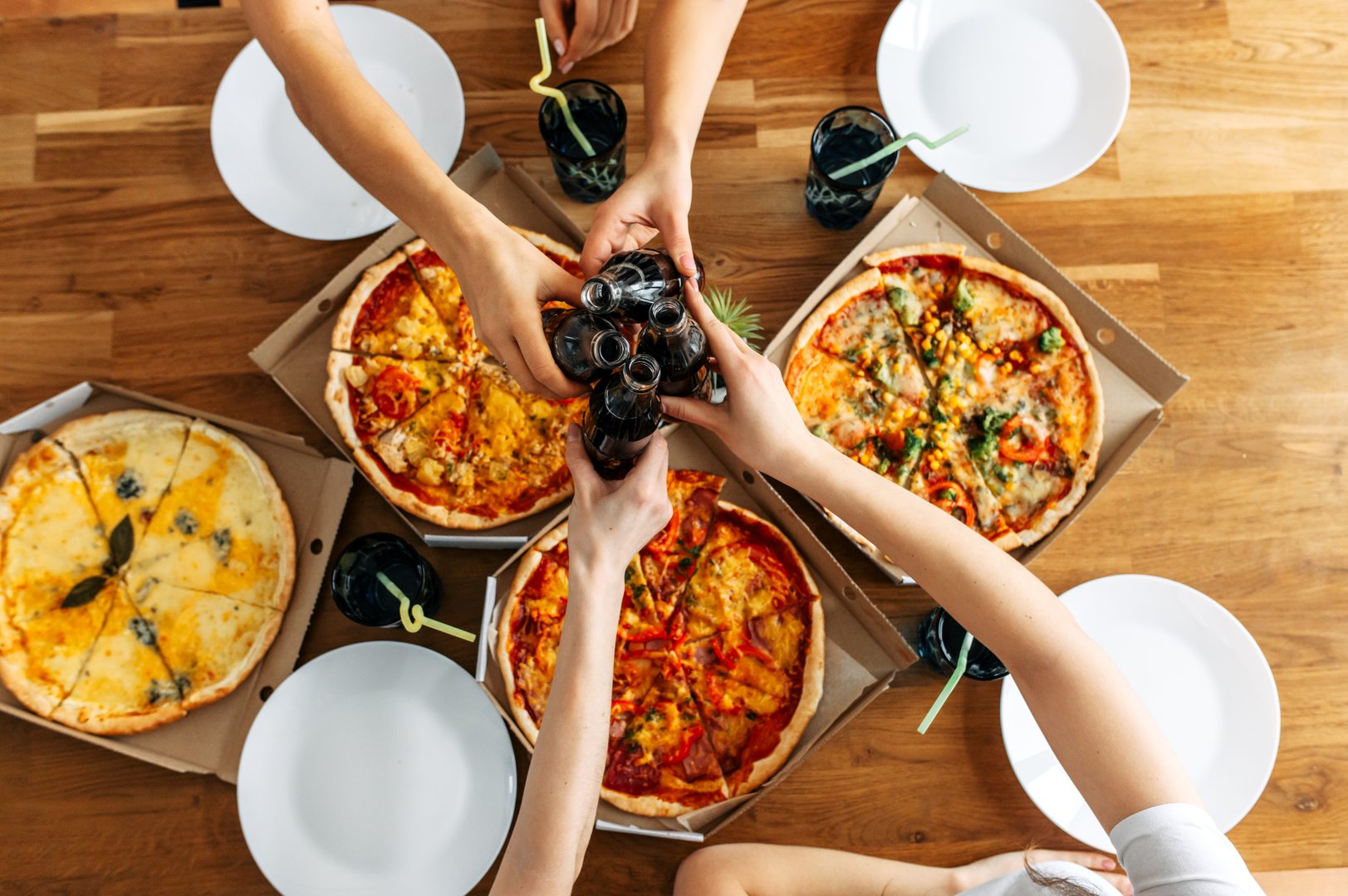 Dos pizzas familiares y una Coca-Cola de 2.5 litros