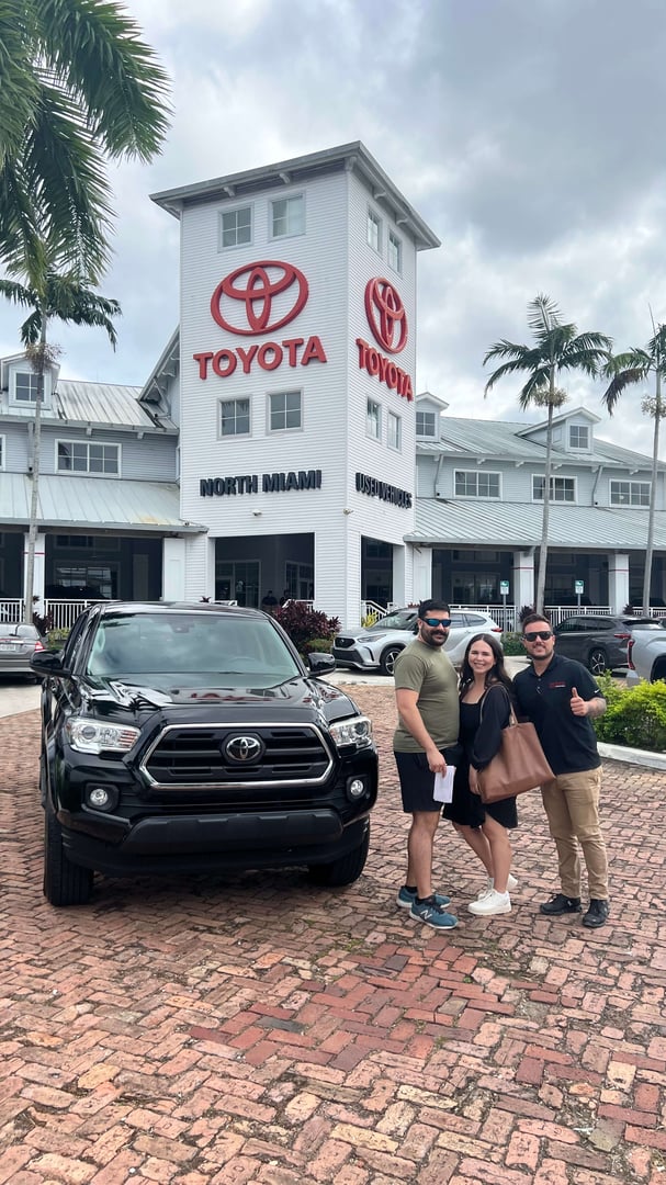 Momento único - cliente con su auto recién adquirido