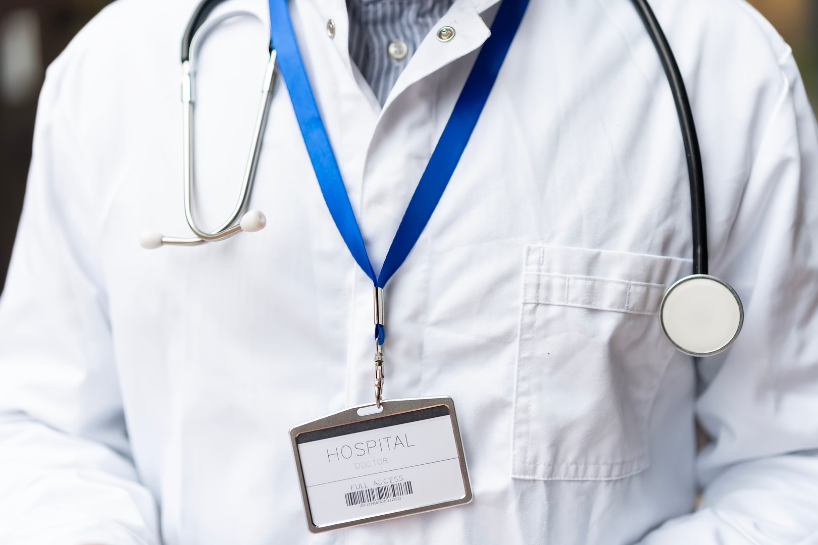 Doctor en entorno hospitalario con estetoscopio