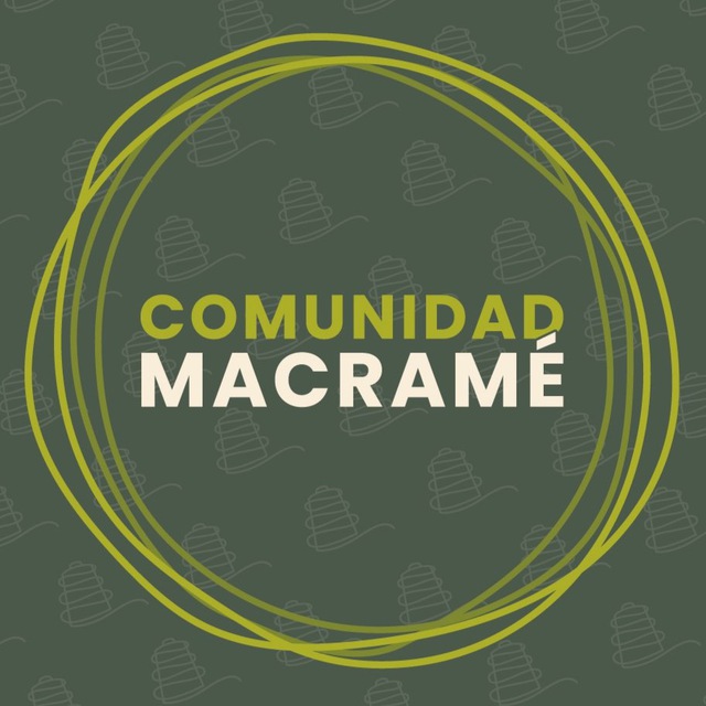 Comunidad de artesanas tejiendo macramé