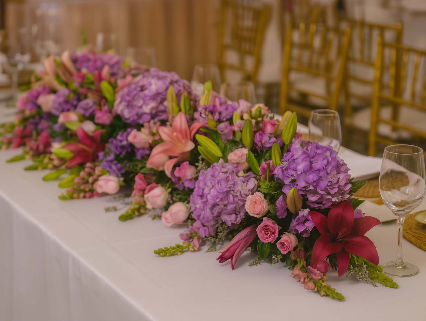 Hermoso arreglo floral elegante para boda con decoración sofisticada