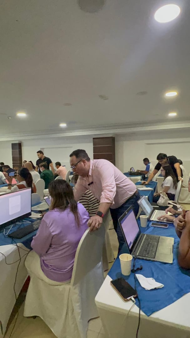 Gabriel Besada explicando estrategias de segmentación a los participantes