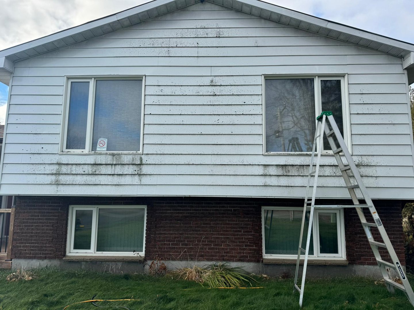 Before aluminum siding cleaning in Kemptville Ontario - dirty and weathered siding