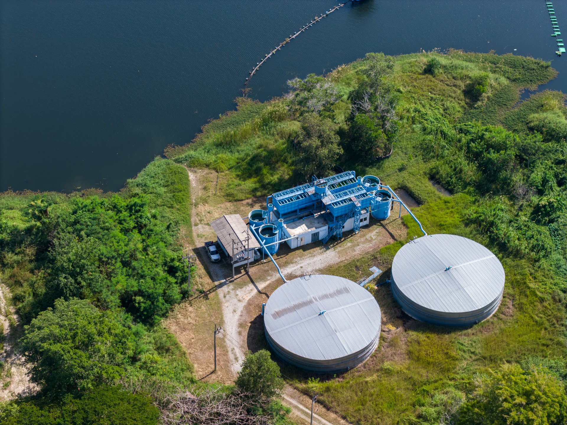 Water purification plant with settling basins and filtration systems. Industrial water treatment, clean water technology, environmental protection.