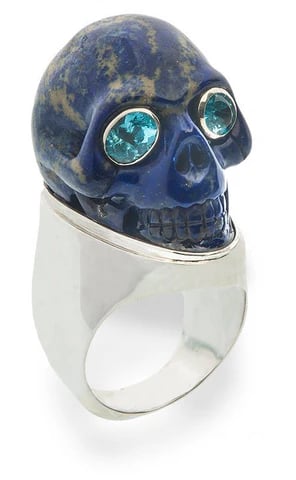 Detalhe da caveira em lápis lázuli com pedra gigante em cravação cálice