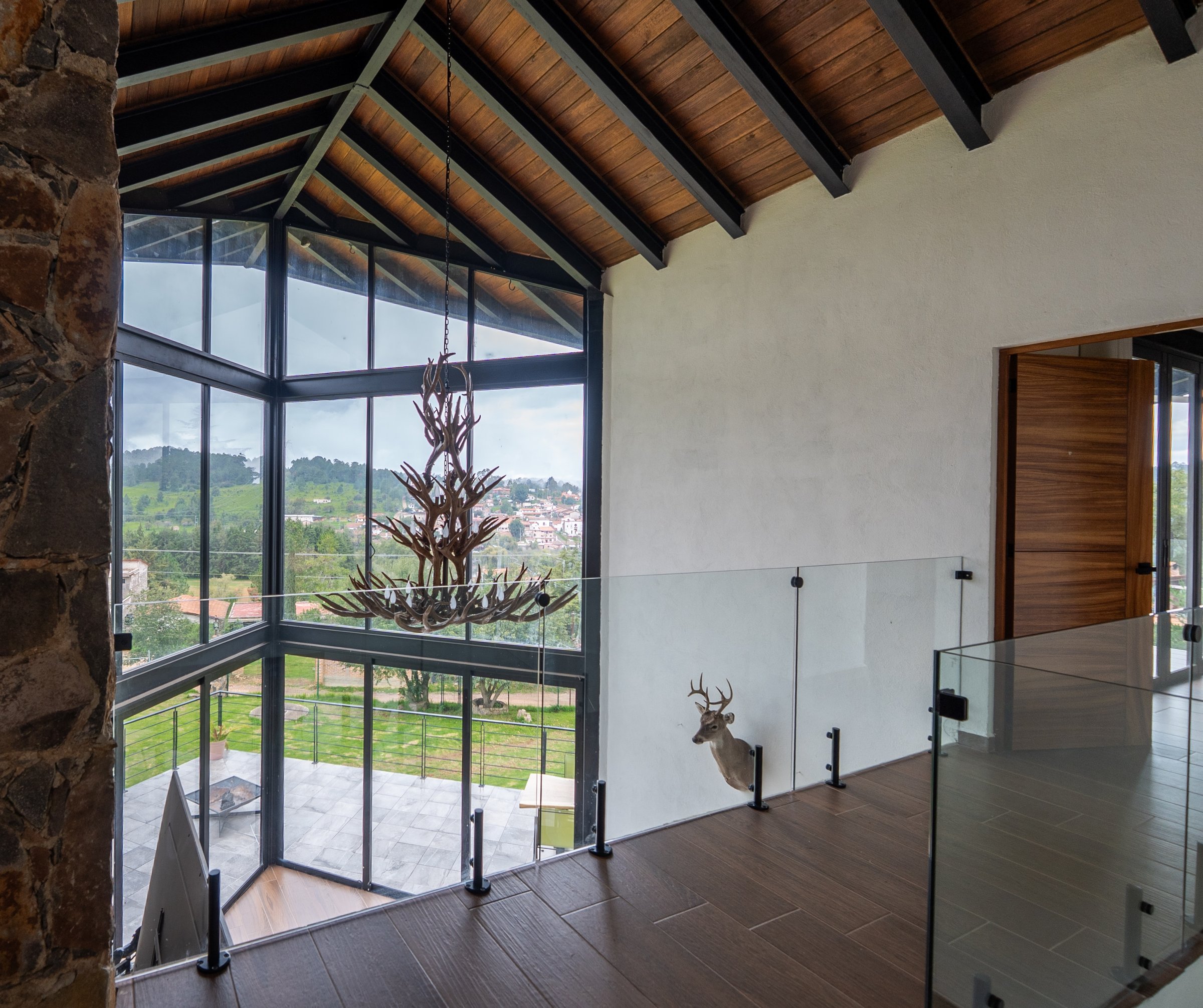 Interior moderno hotel Quinta El Descanso Tapalpa diseño contemporáneo decoración elegante Sierra Jalisco Atemajac Brizuela Ferrería Tula