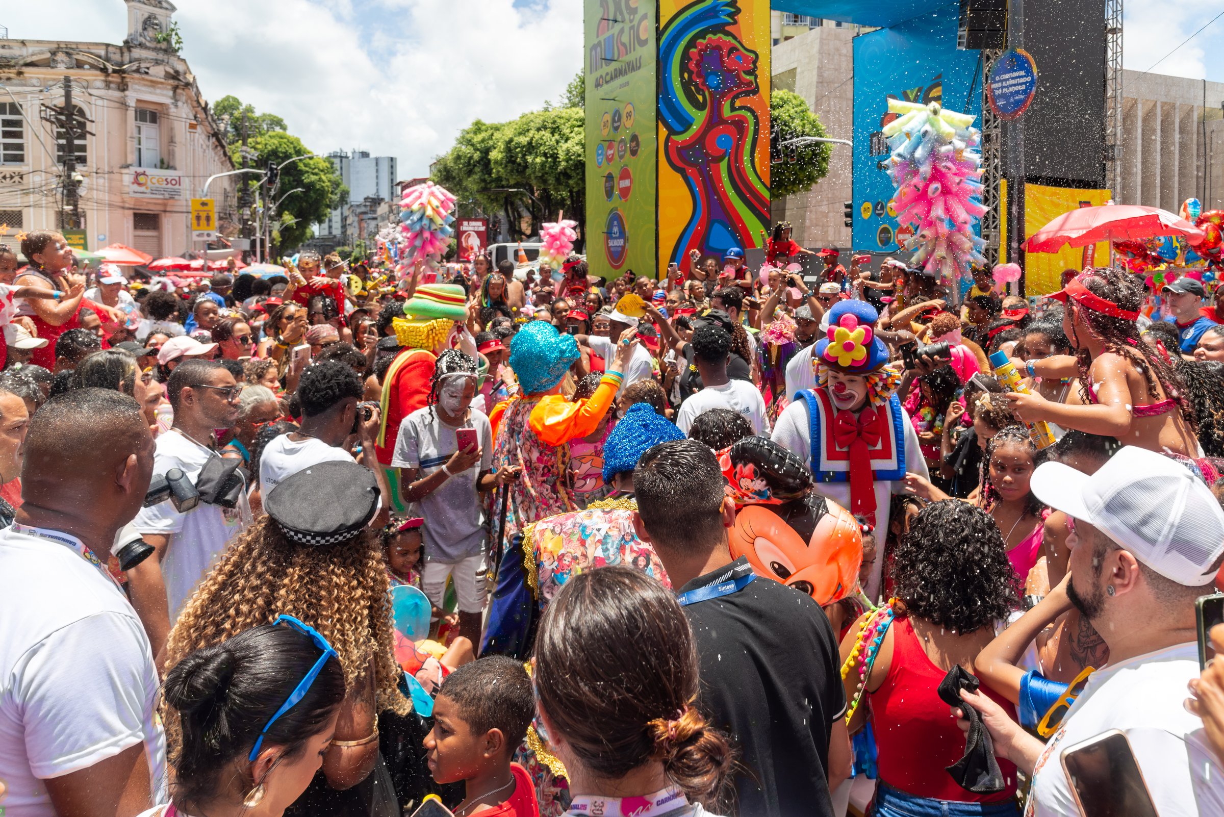 Salvador, Bahia, Brazil - March 01, 2025: Hundreds of people are seen having fun on the Cotton Candy electric trio during Carnival in the city of Salvador, Bahia.