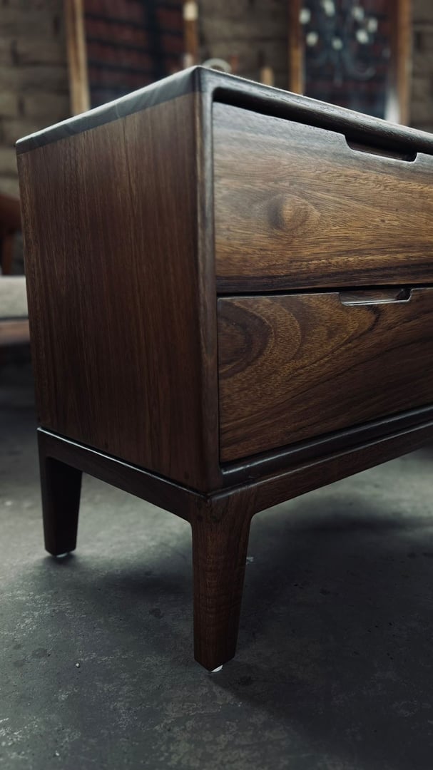 Vista alternativa del Buró Cube Leg mostrando detalles de diseño