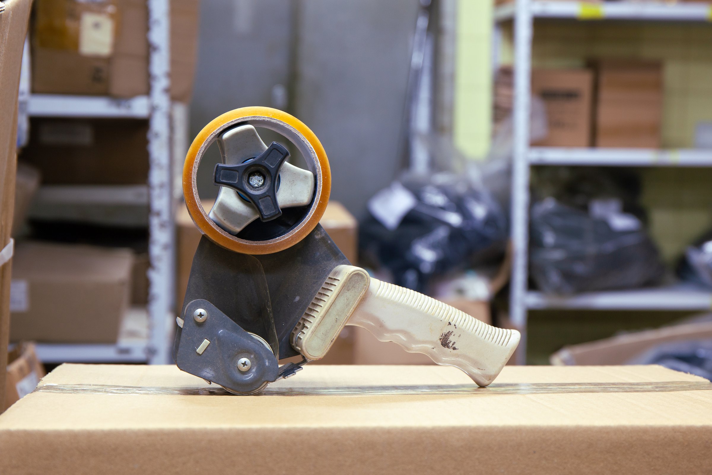 Packaging tape dispenser with roll tape